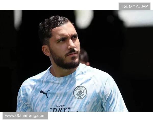 爆笑!曼城新援谢尔基献唱法语说唱,哈兰德领衔众将围观更衣室变欢乐海洋(2)